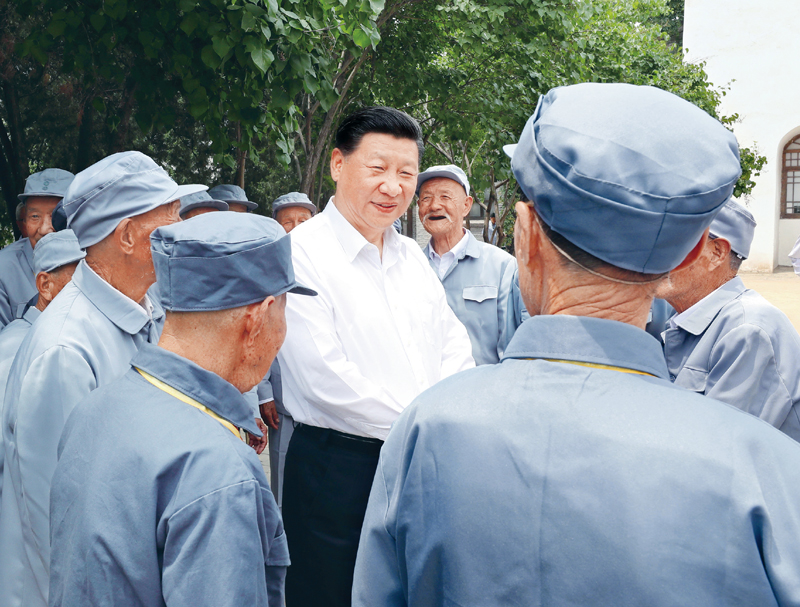 2017年6月21日至23日,中共中央总书记、国家主席、中央军委主席习近平在山西考察。这是6月21日上午,习近平在吕梁市兴县晋绥军区司令部旧址同晋绥边区老战士老同志代表亲切交谈。 新华社记者 庞兴雷/摄